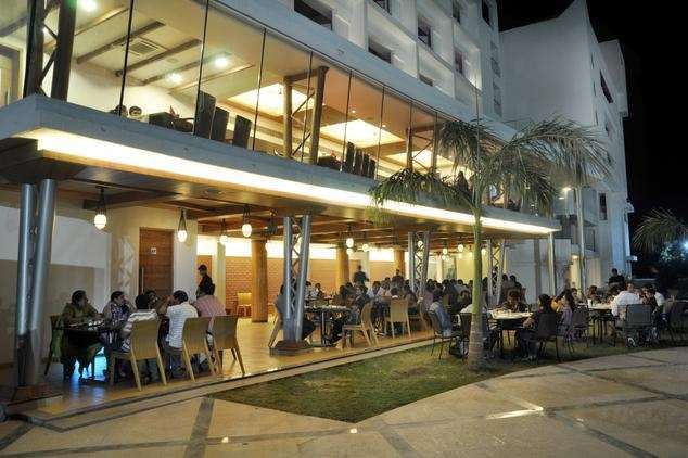 Hotel Seasons Rajkot Restaurante foto